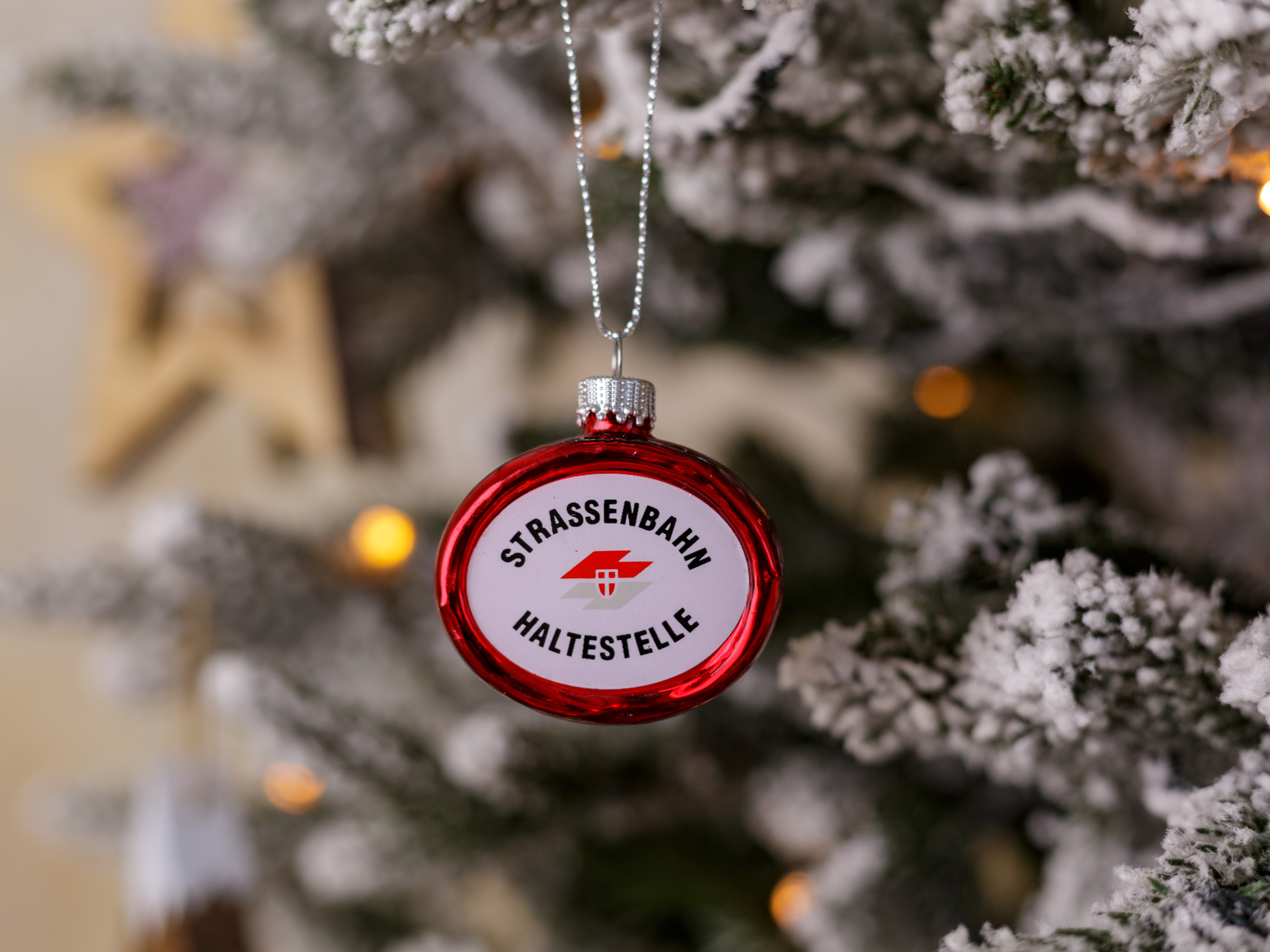 Christbaumanhänger Straßenbahn Haltestelle