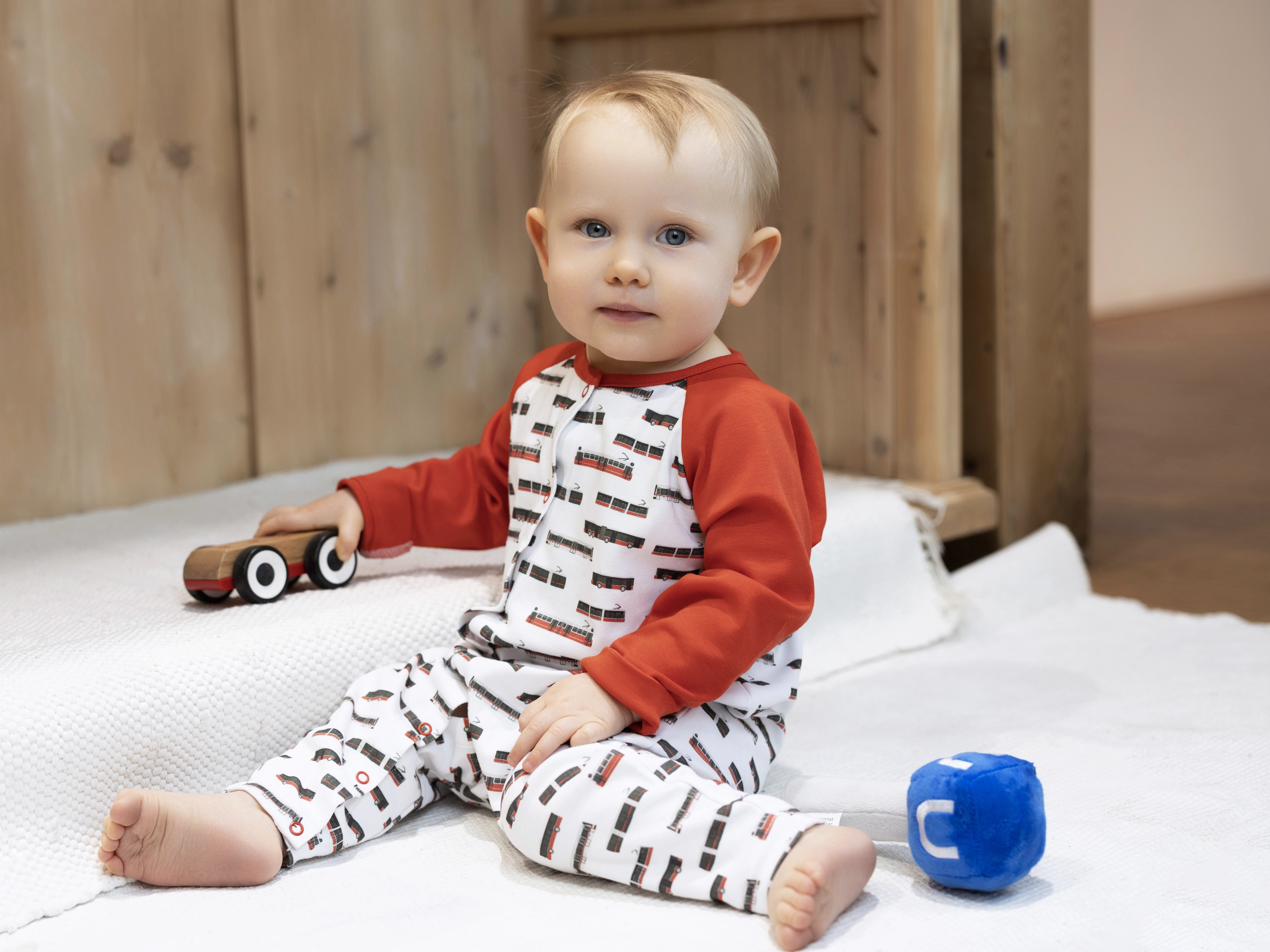 Baby Schlafanzug mit Fahrzeug-Muster 74/80