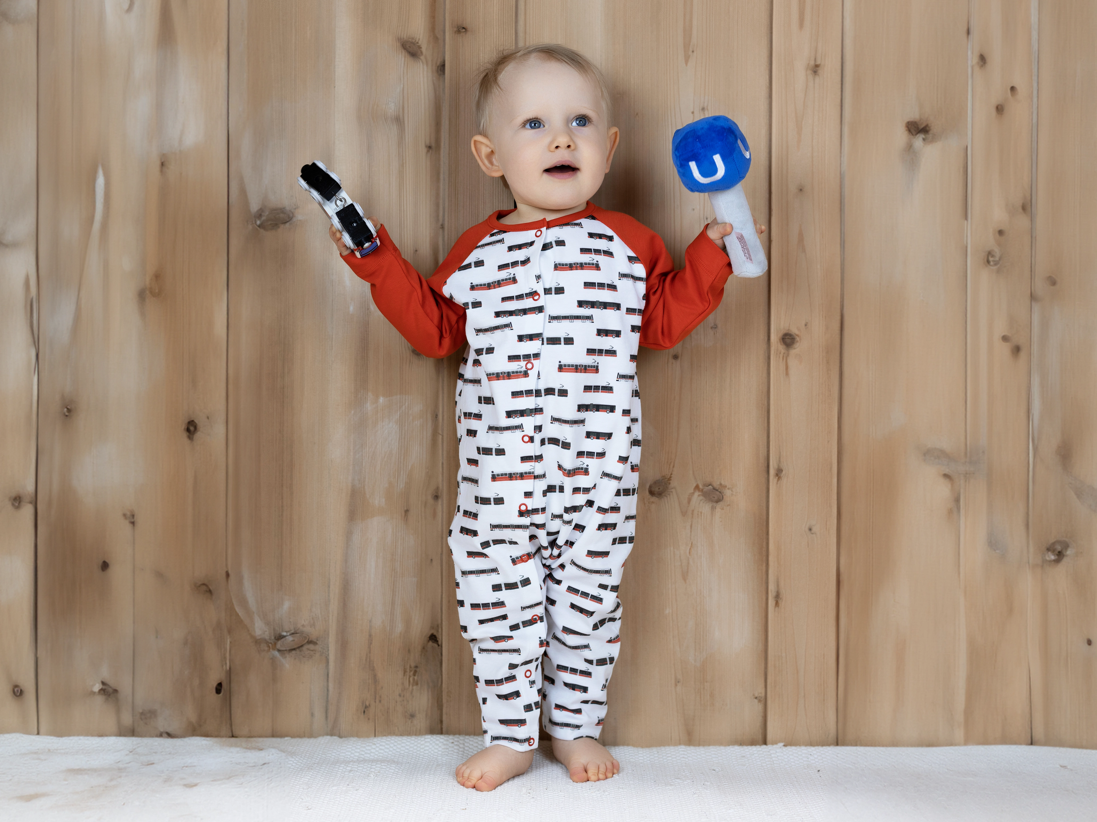 Baby Schlafanzug mit Fahrzeug-Muster 74/80